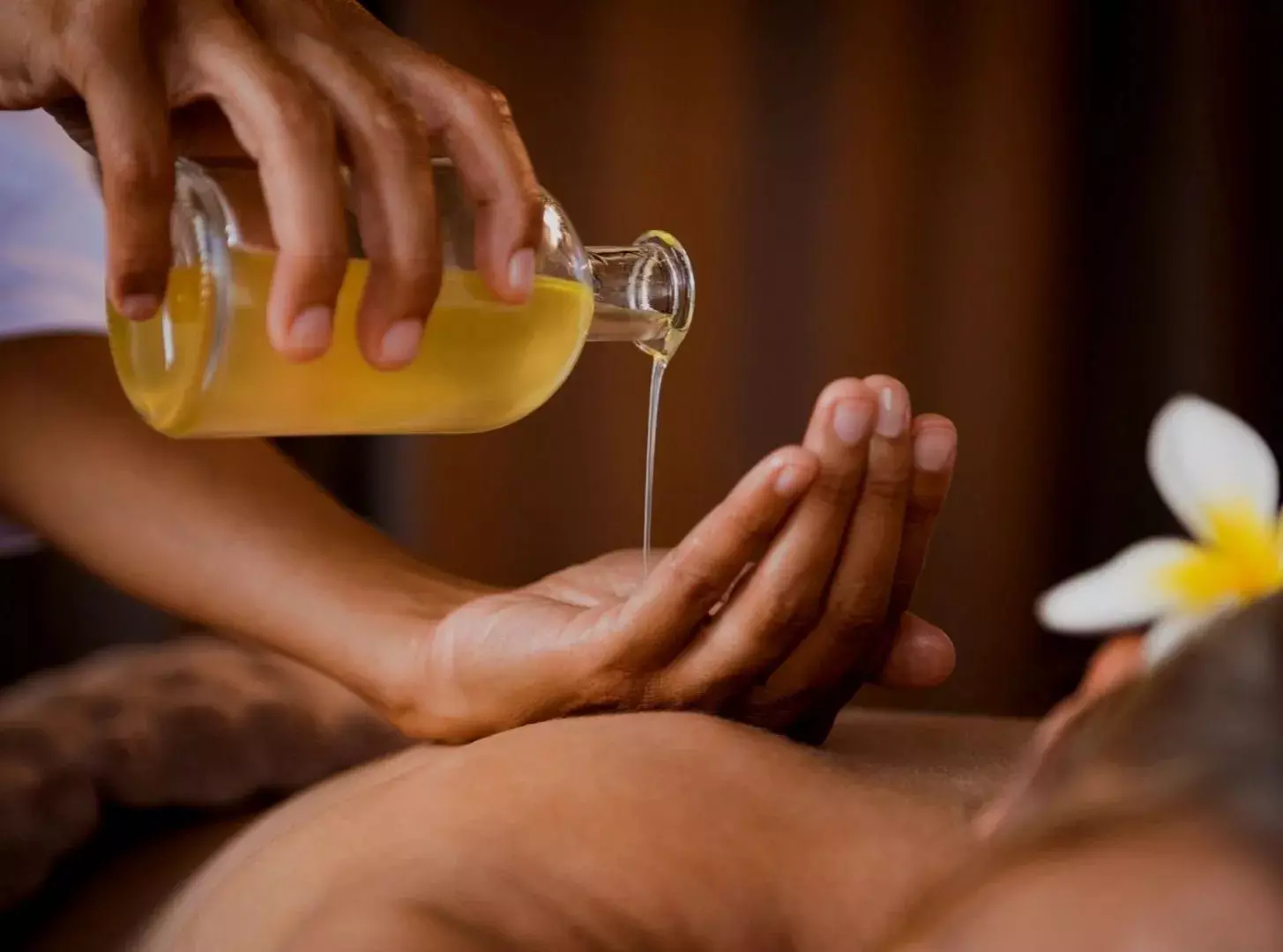 Massage abhyanga à l'huile chaude